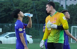 Văn Lâm ra dáng "anh trai Quốc dân", thể hiện tình cảm ngọt lịm với em trai Công Phượng