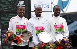 Mo Farah bị 2 đối thủ rượt đuổi như phim hành động ở London Half Marathon