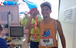 Runner nước ngoài xếp hàng giữa nắng chờ khắc tên huy chương Tiền Phong Marathon 2019