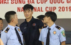 Văn Hoàng bị bảo vệ "hỏi thăm" trong ngày Sài Gòn FC thiết lập kỷ lục