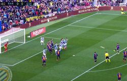 Messi sút phạt độc đáo kiểu Panenka giúp Barca thắng derby Catalan