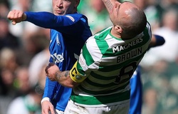 Sao trẻ Liverpool may mắn không nhận thẻ đỏ dù đấm thẳng mặt đối thủ