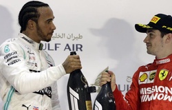 Lewis Hamilton an ủi Charles Leclerc sau chặng đua Bahrain Grand Prix