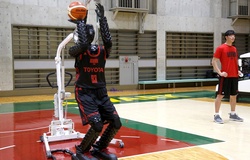 Cue 3 - Robot ném 3 điểm khiến Stephen Curry phải khóc thét