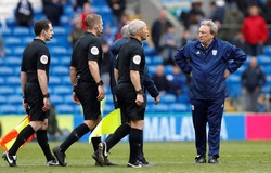 HLV Warnock: Vợ tôi ủng hộ tôi đấm vào mặt trọng tài