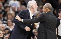 Khó hiểu khi HLV Gregg Popovich bị "tốt nghiệp" khỏi sân chỉ sau 63 giây như một trò đùa