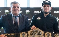 Từng thoát vị không đứng được, cha của Khabib Nurmagomedov  vẫn không cho con "ngồi không"
