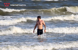 Sóng to, nắng gắt trực chờ gây khó cho vận động viên TRI-Factor 2019