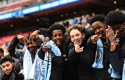 Hài hước CĐV nhí được Sterling tặng vé không cổ vũ cho Man City