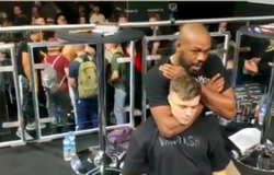 Giỡn chơi với Jon Jones, fan bị nhà vô địch siết cổ tí ngất