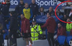 Ozil bị mỉa mai khi ném áo khoác ở trận Arsenal thua Everton