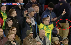 Hy hữu: CĐV “đùn” ngay trên khán đài khi trận đấu được truyền hình trực tiếp