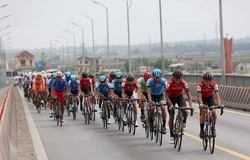Các tay đua vượt nắng gió, chinh phục gần 200 km tại chặng 2 Cúp Truyền hình 2019