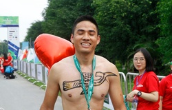 Những hình ảnh ‘cười té ghế’ và đốn tim của Ecopark Marathon 2019