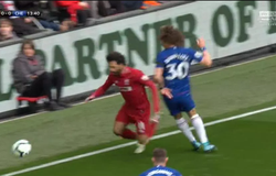 Salah lại bị chỉ trích vì ngã vờ để kiếm phạt đền khi gặp Chelsea