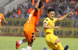 Hoàng Văn Khánh là ai mà HLV Park Hang Seo nán lại để bắt tay?