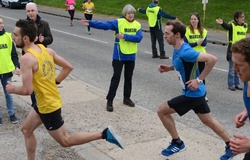 Thủ tướng Anh làm tình nguyện viên giải chạy, bao giờ nguyên thủ khác học theo?