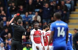Chuyên gia Anh nói gì về chiếc thẻ đỏ của Arsenal ở trận thua Leicester?