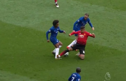 Cộng đồng mạng giận dữ vì Rojo may mắn thoát thẻ đỏ dù đạp thẳng vào chân Willian