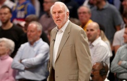 Bất chấp thất bại trước Denver Nuggets, HLV Popovich vẫn được Spurs gia hạn hợp đồng
