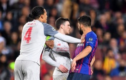 Suarez va chạm với cầu thủ Liverpool trong đường hầm