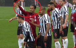 Van Dijk "ra lệnh" như thủ lĩnh giúp Liverpool chiến thắng Newcastle