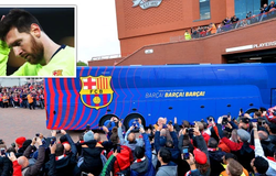 Sau trận thua Liverpool, Messi bị xe bus Barca bỏ rơi khi ra sân bay