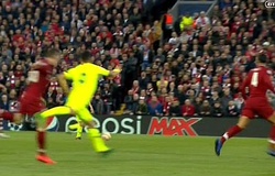 Trọng tài Clattenburg nói gì về tình huống Suarez đá vào chân Robertson?