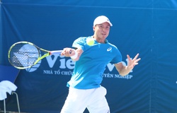 Tay vợt Việt kiều Daniel Nguyễn thi đấu ở giải tennis đồng đội quốc gia