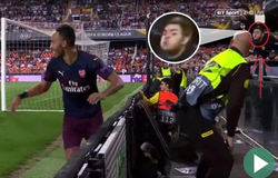 CĐV Valencia có hành động xấu xí với Ozil và Aubameyang