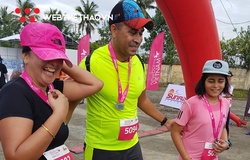 Xúc động hình ảnh cả gia đình nắm tay nhau về đích ở chạy Quỹ Newborns Vietnam tại IRONMAN 70.3 Vietnam 2019