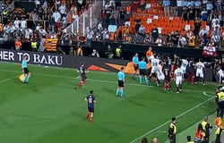 Nguyên nhân nào khiến cầu thủ Arsenal và Valencia xô xát ở bán kết Europa League?