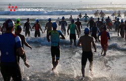 Nhiều vận động viên IRONMAN 70.3 Vietnam 2019 sớm bị sóng biển Đà Nẵng hạ gục