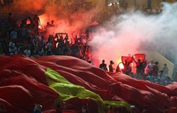 Việt Nam “mất oan” số tiền lớn vì CĐV đốt pháo sáng