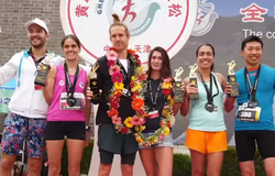 Bệnh nhân ung thư não chiến thắng Great Wall Marathon, giải chạy ‘khó nhằn’ nhất thế giới