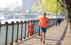 Chạy marathon mỗi sáng trước khi đi làm, ông bố hai con muốn lập kỷ lục siêu khó