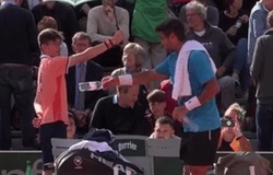 Khán giả tán thưởng cậu bé nhặt bóng vừa dạy cho Fernando Verdasco một bài học