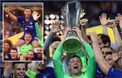 Kỳ lạ thủ môn Chelsea không chơi hơn 600 ngày vẫn nâng Cúp vô địch Europa League