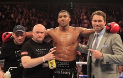 Anthony Joshua đã phải ngăn cản cha "nói chuyện" với Eddie Hearn