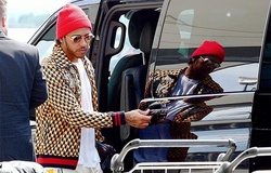 Lewis Hamilton khoe hàng hiệu