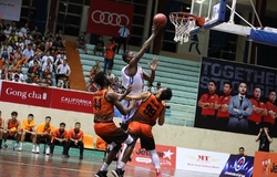Vừa ôm lưng vừa thi đấu McKay giúp Hanoi Buffaloes đả bại Danang Dragons