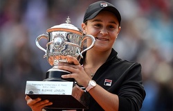 Phát hiện lỗi của cúp Roland Garros trên tay Ash Barty