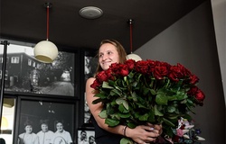 100 đóa hồng tặng Marketa Vondrousova