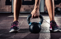 Bài tập đơn giản với tạ quai giúp bạn chạy nhanh và leo dốc tốt hơn