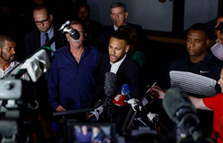 Neymar nói gì khi phải chống nạng đi trả lời thẩm vấn cáo buộc hiếp dâm?