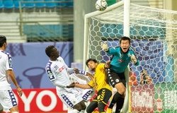 “Đàn anh” lại khiến Bùi Tiến Dũng vừa vui vừa sầu trên băng ghế dự bị