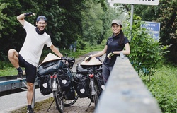 Cô gái Việt cùng chồng đạp xe 16.000km từ Pháp về quê hương gây quỹ xây trường cho trẻ em nghèo