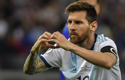 Giải mã ý nghĩa hành động ăn mừng của Messi sau khi giúp ĐT Argentina thoát thua