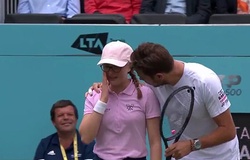 Nicolas Mahut trở thành hung thần của các cô bé nhặt bóng ở Queen's Club, lần này đánh bóng trúng mặt nạn nhân