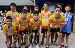 Đội bóng nhí Thái Lan chạy marathon kỷ niệm một năm ngày mắc kẹt trong hang